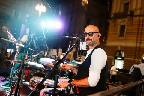 Bubnjar tijekom live nastupa u El Riu