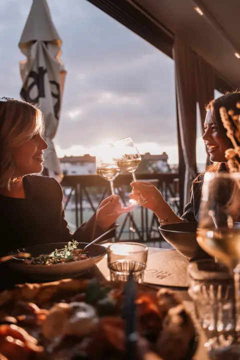 Druženje uz vino na terasi restorana