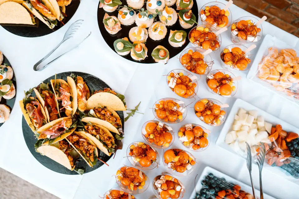 Catering stol s taco zalogajima i canapeima
