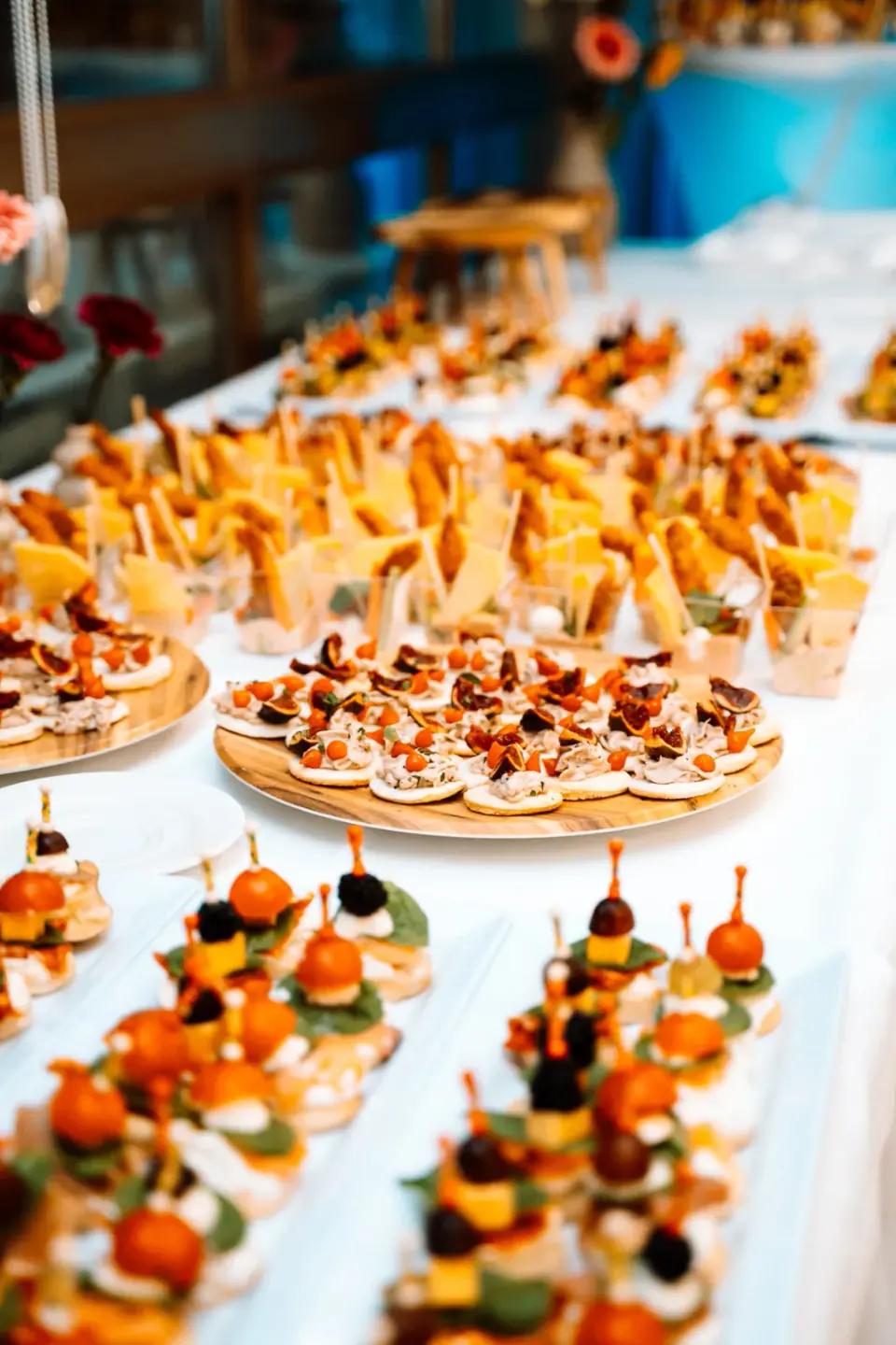 Finger food i canapei posluženi na catering stolu