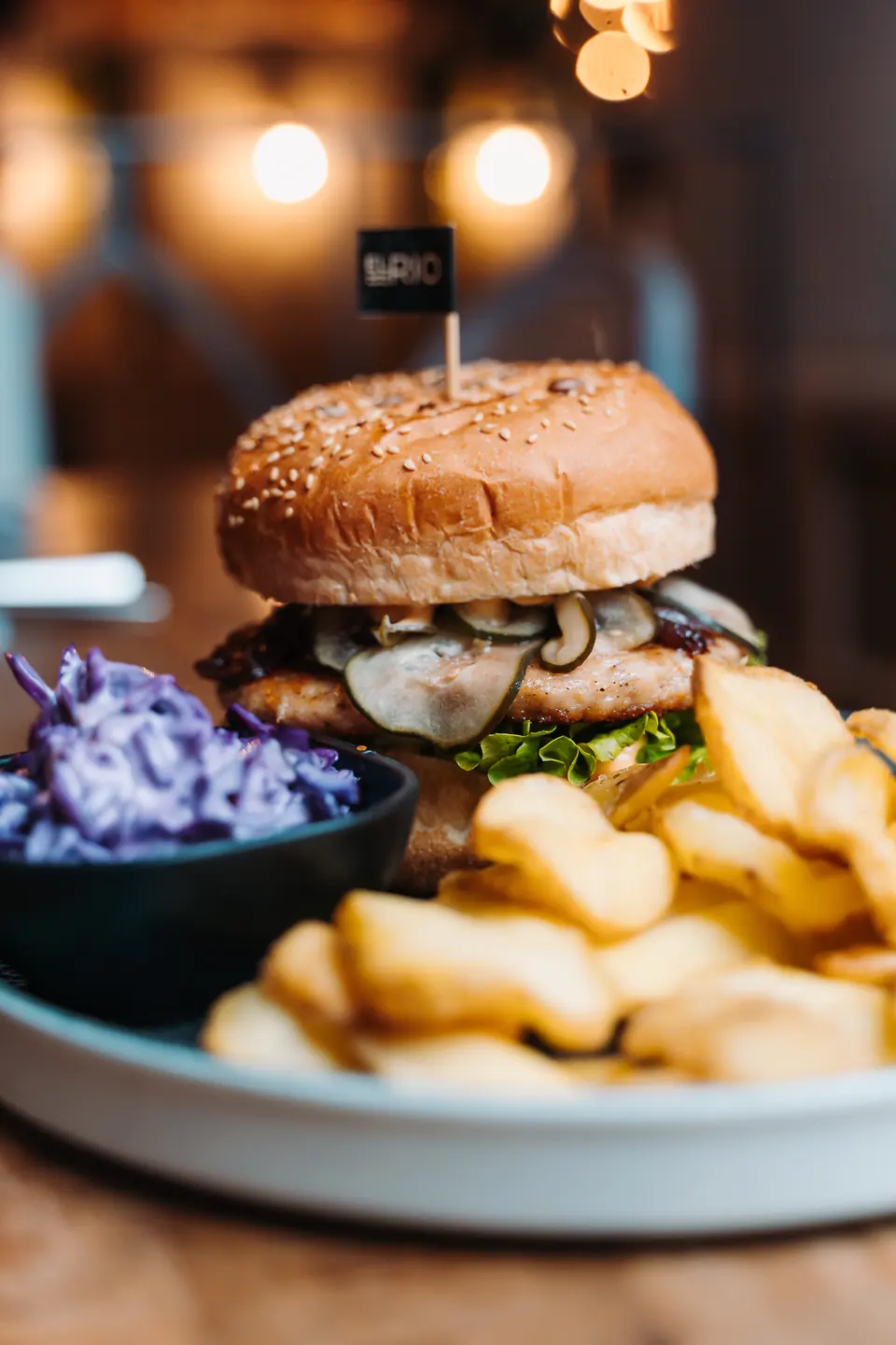 Burger s krumpirićima u restoranu El Rio Rijeka