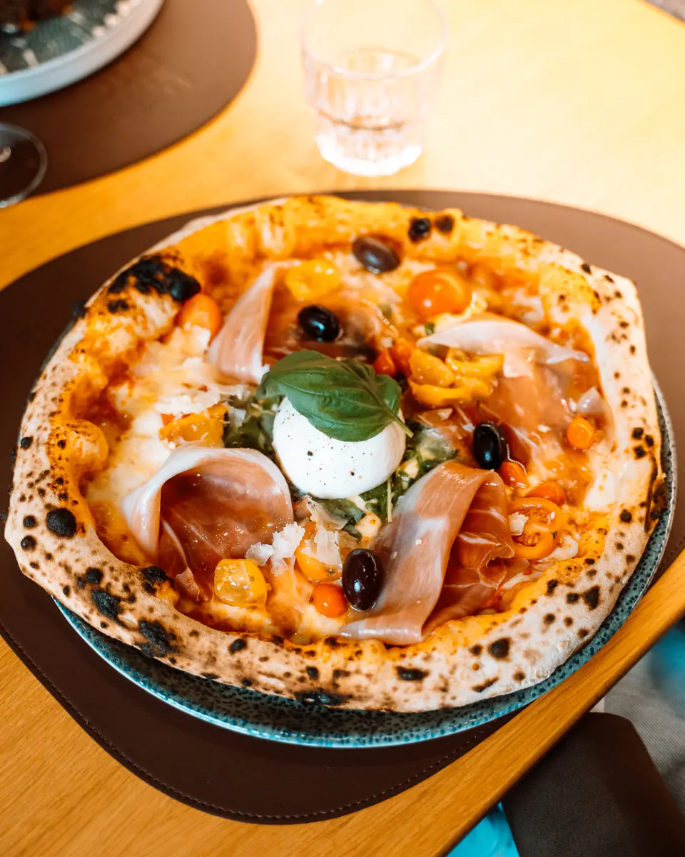 Pizza s burratom i pršutom u restoranu El Rio Rijeka